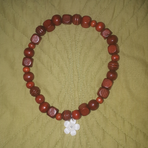 Wooden bead & flower choker - Picture 1 of 4